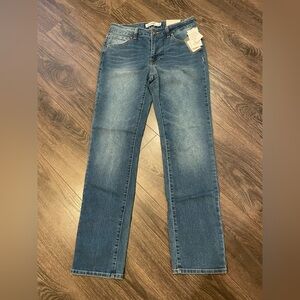 Women’s New with tags Redy Mid Rise Straight. Relaxed fit. Tapered through thigh